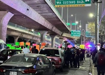 Comerciantes de Naucalpan bloquearon Periférico y Gustavo Baz, denuncian extorsión