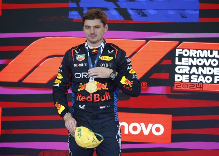 AMDEP9662. SAO PAULO (BRASIL), 03/11/2024.- El neerlandés Max Vertapeppen de Red Bull, primer lugar, celebra en el podio del Gran Premio de Sao Paulo de la Fórmula Uno este domingo, en el circuito de Interlagos en Sao Paulo (Brasil). EFE/ Sebastiao Moreira