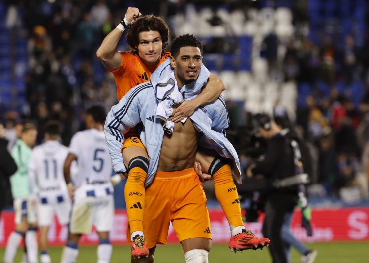 LEGANÉS (MADRID), 24/11/2024.- Los jugadores del Real Madrid, el inglés Jude Bellingham y Fran García, celebran su victoria al final del encuentro correspondiente a la jornada 14 de Laliga EA Sports que han disputado hoy domingo Leganés y Real Madrid en el estadio de Butarque, en Leganés. EFE / Sergio Pérez.