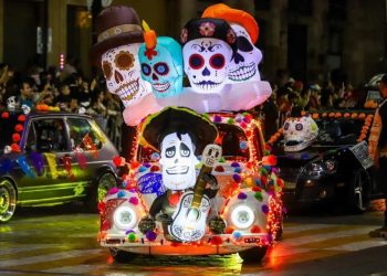 Se lleva a cabo el tradicional Desfile de Calaveras 2024 en Aguascalientes; miles de personas asistieron