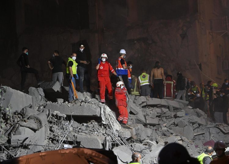Beirut (Lebanon), 23/11/2024.- Rescue teams search for missing people under the rubble of a destroyed building after Israeli airstrikes hit a residential area in the Basta neighbourhood, central Beirut, Lebanon, early 23 November 2024. At least 11 people were killed and 63 others injured after Israeli airstrikes hit a residential building in the Basta neighborhood in central Beirut, according to Lebanon's Ministry of Health. More than 3,640 people have been killed and more than 15,350 others injured in Lebanon since the escalation in hostilities between Israel and Hezbollah, the ministry said. (Líbano, Hizbulá/Hezbolá) EFE/EPA/ABBAS SALMAN