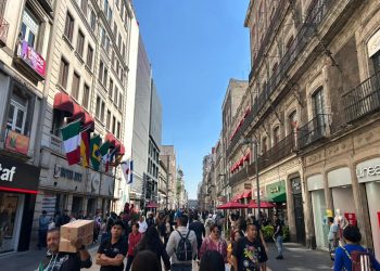 Abarrotan calles del Centro Histórico para compras de adornos navideños