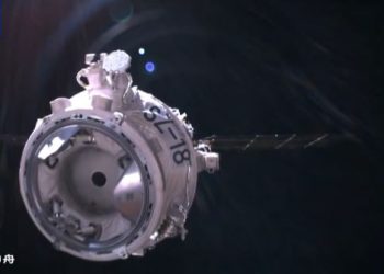 Astronautas chinos regresan a la Tierra tras estancia de seis meses en estación espacial