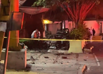 Cerrado Paseo de la Reforma por choque e incendio de automóvil