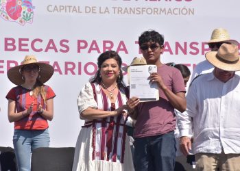 Clara Brugada entrega becas de transporte para universitarios