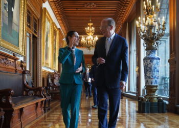Sheinbaum se reúne con Larry Fink para hablar de la economía y T-MEC
