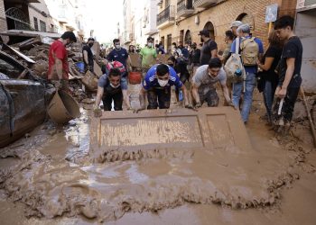 Gobierno español envía 5,000 militares y duplica los policías por las inundaciones