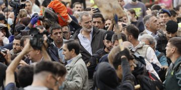 Insultos e indignación durante la visita de los reyes de España a las ciudades inundadas