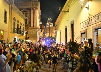 GALERIA: Miles de personas abarrotan Guanajuato por festival de la muerte