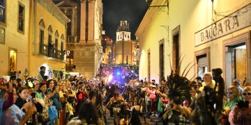GALERIA: Miles de personas abarrotan Guanajuato por festival de la muerte