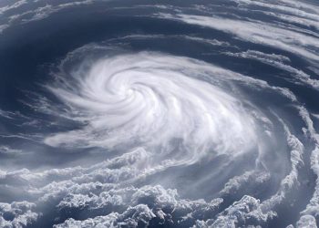 El huracán Rafael de categoría 2 deambula por el Golfo de México