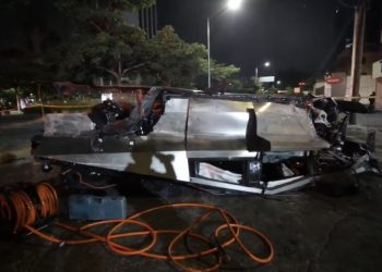 Jóvenes desbaratan camioneta Cybertruck en Guadalajara 