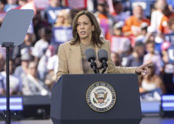 Kamala Harris emite su voto por correo
