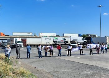 Manifestantes bloquean Puente internacional en Nuevo Laredo