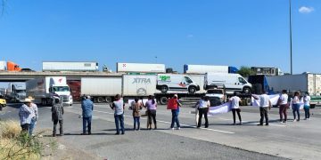 Manifestantes bloquean Puente internacional en Nuevo Laredo