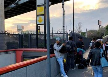 Usuarios del Metro reportan hasta 25 min de retraso en la L5