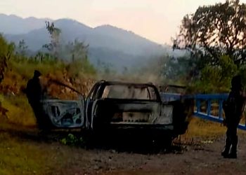 Camioneta usada por asesinos de periodista en Michoacán es localizada quemada