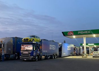 Cientos de automovilistas y transportistas varados desde hace 24 horas en la autopista siglo 21 por manifestación