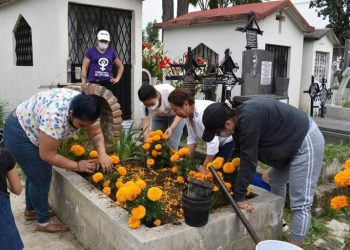 Olor a cempasúchil, copal, comida y música en la mayoría de panteones de la CDMX por Día de Muertos  