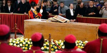 Francisco cambia la forma para realizar el funeral de los papas