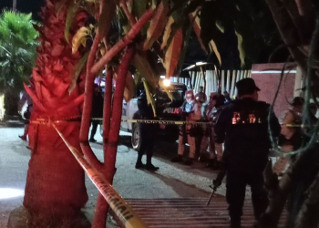 Entrenador de basquetbol de los niños descalzos de la montaña fue atacado a balazos