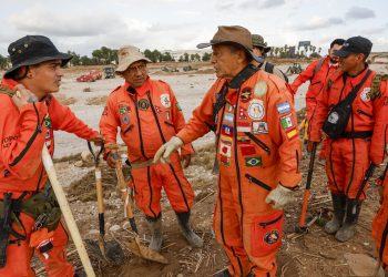 Rescatistas mexicanos colaboran en la búsqueda de cadáveres tras el temporal en España