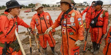 Rescatistas mexicanos colaboran en la búsqueda de cadáveres tras el temporal en España