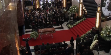 Familiares, amigos y miles de admiradores se despiden en Bellas Artes de la diva del cine mexicano Silvia Pinal