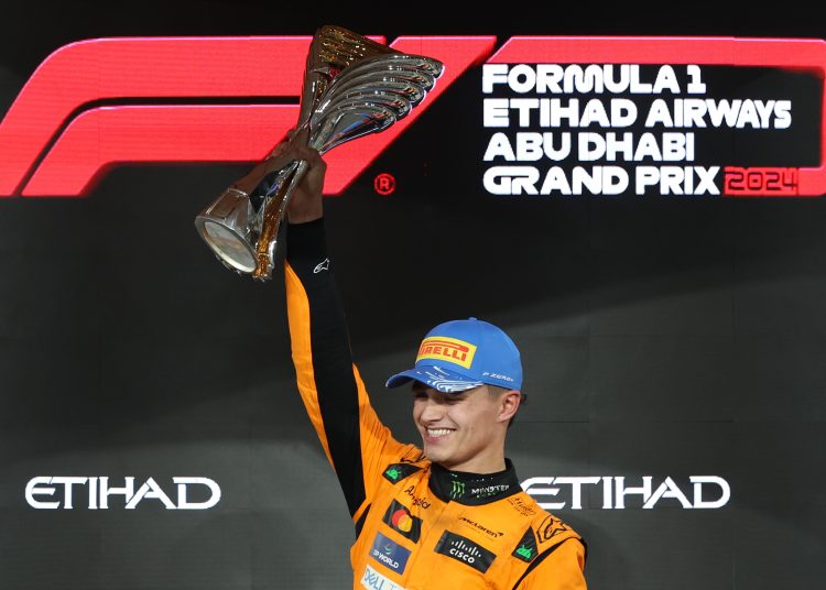 Abu Dhabi (United Arab Emirates), 08/12/2024.- First placed McLaren driver Lando Norris of Britain celebrates on the podium after the Formula One Abu Dhabi Grand Prix, at the Yas Marina Circuit racetrack in Abu Dhabi, United Arab Emirates, 08 December 2024. (Fórmula Uno, Emiratos Árabes Unidos, Reino Unido) EFE/EPA/ALI HAIDER