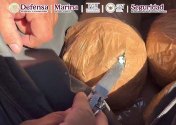 En Sinaloa, detienen a sujeto que transportaba dos maletas con paquetes de fentanilo y dosis de cristal