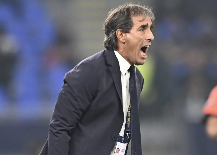 Doha (Qatar), 11/12/2024.- Pachuca head coach Guillermo Almada yells during the FIFA Intercontinental Cup 2024 match between Botafogo and Pachuca in Doha, Qatar, 11 December 2024. (Catar) EFE/EPA/NOUSHAD THEKKAYIL