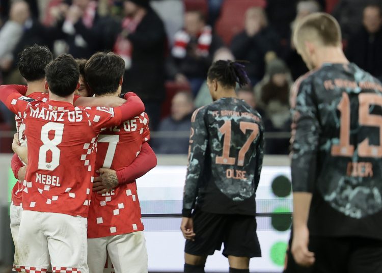 Mainz (Germany), 14/12/2024.- Jae-sung Lee of Mainz (R) celebrates with teammates after scoring the 1-0 lead during the German Bundesliga soccer match between 1. FSV Mainz 05 and FC Bayern Munich in Mainz, Germany, 14 December 2024. (Alemania) EFE/EPA/RONALD WITTEK CONDITIONS - ATTENTION: The DFL regulations prohibit any use of photographs as image sequences and/or quasi-video.