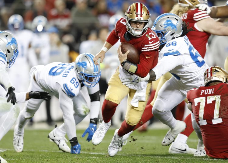 Santa Clara (United States), 31/12/2024.- San Francisco 49ers quarterback Brock Purdy (C) tries to elude a sack by Detroit Lions defensive end Myles Adams (R) during the second half of the NFL game between the Detroit Lions and the San Francisco 49ers in Santa Clara, California, USA, 30 December 2024. EFE/EPA/JOHN G. MABANGLO
