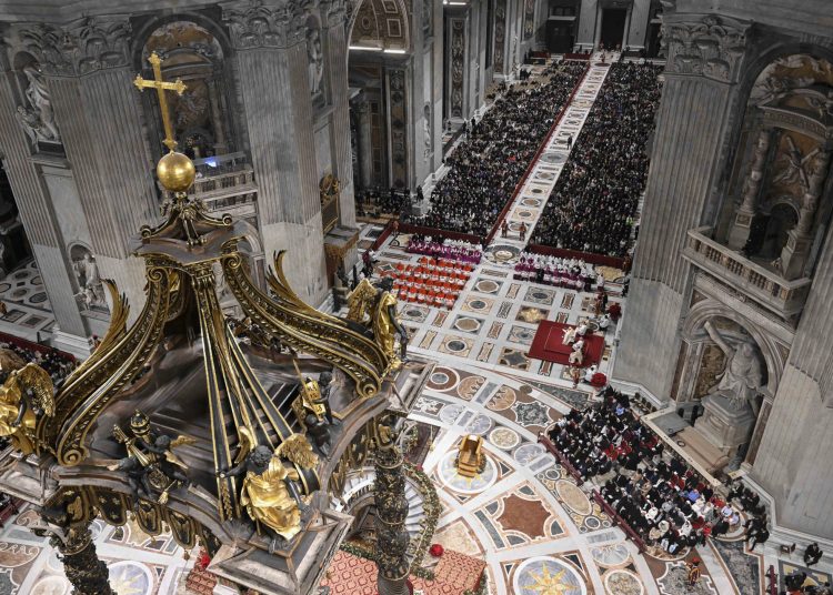 CIUDAD DEL VATICANO, 31/12/2024.- El papa Francisco en la última misa del año celebrada este martes en la basílica de San Pedro del Vaticano.  EFE/ Dicastero Vaticano/Mario Tomassetti /SOLO USO EDITORIAL/SOLO DISPONIBLE PARA ILUSTRAR LA NOTICIA QUE ACOMPAÑA (CRÉDITO OBLIGATORIO)