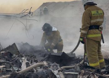 Hallan cajas negras del avión accidentado en Kazajistán
