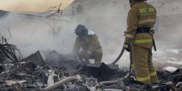 Hallan cajas negras del avión accidentado en Kazajistán