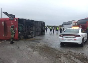 Se vuelca autobús con 47 connacionales en Tamaulipas