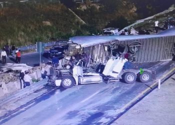 Dos muertos tras volcadura de trailer en el Texcoco-Calpulalpan