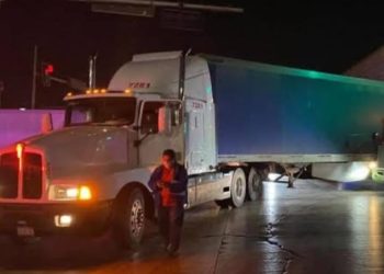 Ataque armado contra tractocamión deja un muerto en carretera de Sonora
