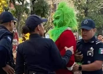 VIDEO: Prohíben lucrar con adornos navideños en Aguascalientes, tras riña entre Grinch y Santa Claus