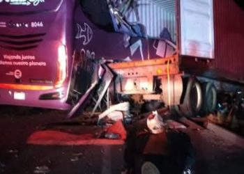 Tráiler y ADO chocan en libramiento de Perote, reportan muertos y heridos