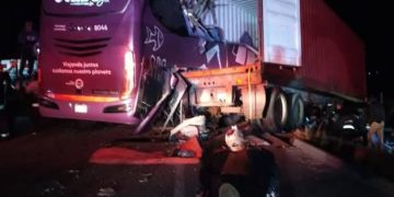 Tráiler y ADO chocan en libramiento de Perote, reportan muertos y heridos