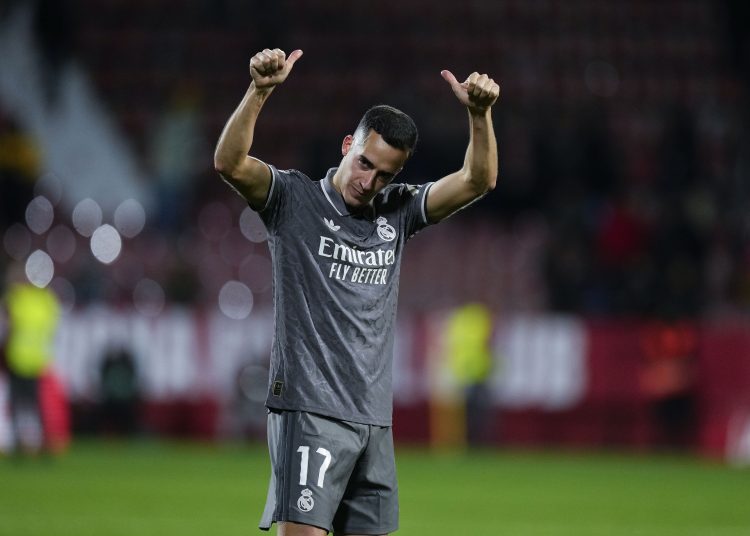 GIRONA, 07/12/2024.- El defensa del Real Madrid Lucas Vázquez celebra con la afición tras el partido de la jornada 19 de LaLiga que Girona FC y Real Madrid disputaron este sábado en el estadio Montilivi, en Girona. EFE/Siu Wu