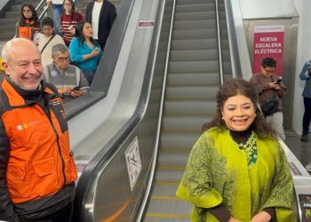 Clara Brugada inaugura la escalera eléctrica 18 en el Metro de la CDMX