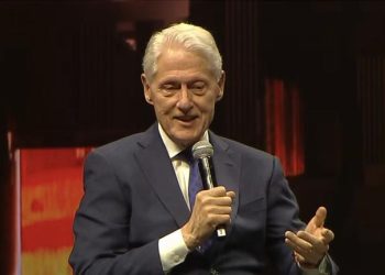 Bill Clinton sale del hospital al que había sido ingresado por gripe