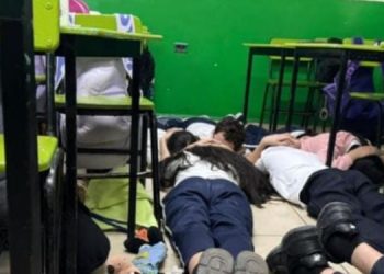 ¡Niños pecho tierra! balacera desata pánico afuera de escuela en Culiacán