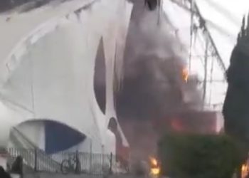 Incendio consume Bazar Navideño en Teoloyucan, Edomex; más de 200 puestos se quemaron