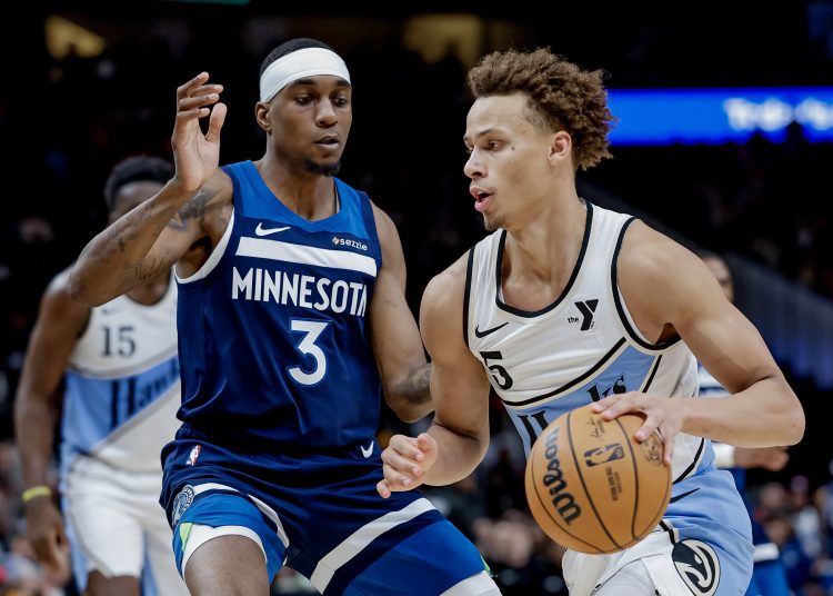 Atlanta (United States), 24/12/2024.- Atlanta Hawks guard Dyson Daniels (R) of Australia in action against Minnesota Timberwolves forward Jaden McDaniels (L) during the second half of an NBA basketball game between the Minnesota Timberwolves and the Atlanta Hawks in Atlanta, Georgia, USA, 23 December 2024.= (Baloncesto) EFE/EPA/ERIK S. LESSER SHUTTERSTOCK OUT
