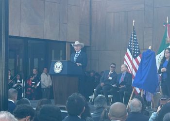 México y Estados Unidos deben seguir la cooperación en seguridad, afirma Ken Salazar