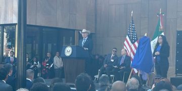 México y Estados Unidos deben seguir la cooperación en seguridad, afirma Ken Salazar